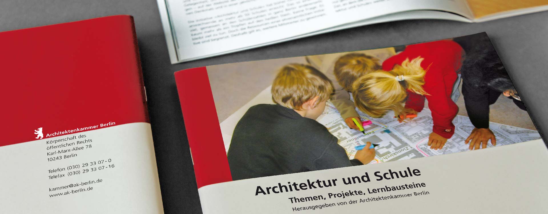 Titel der Broschüre „Architektur und Schule“ von der Architekturkammer Berlin; Design: Kattrin Richter | Büro für Grafikdesign