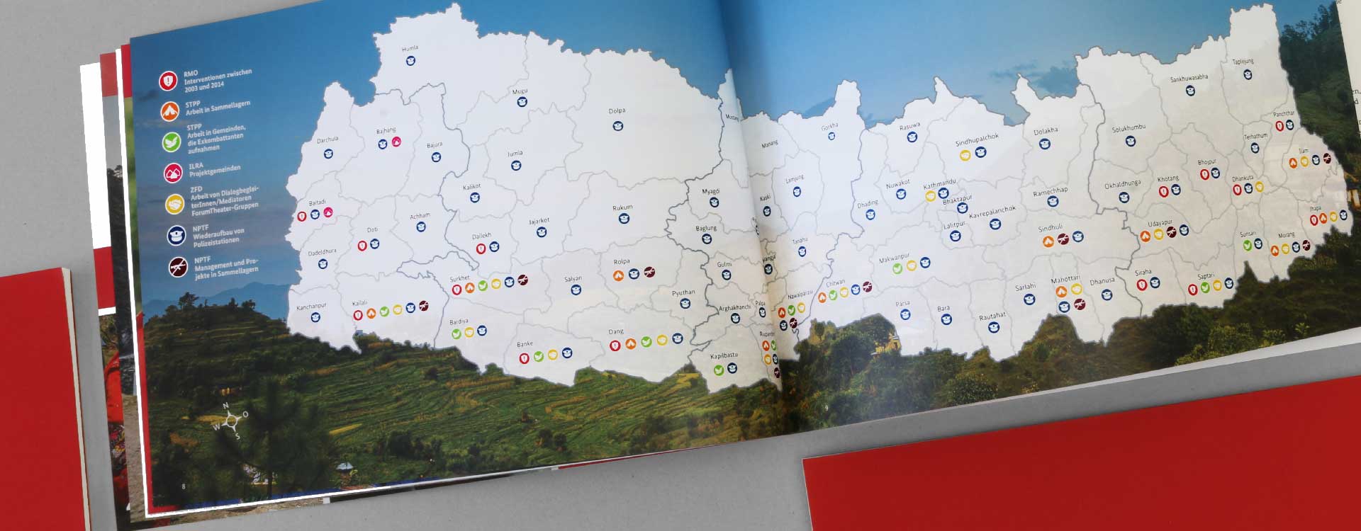 Innenseite mit Nepalkarte der Broschüre „Nepalesischer Frieden, deutscher Beitrag“; Design: Kattrin Richter | Büro für Grafikdesign