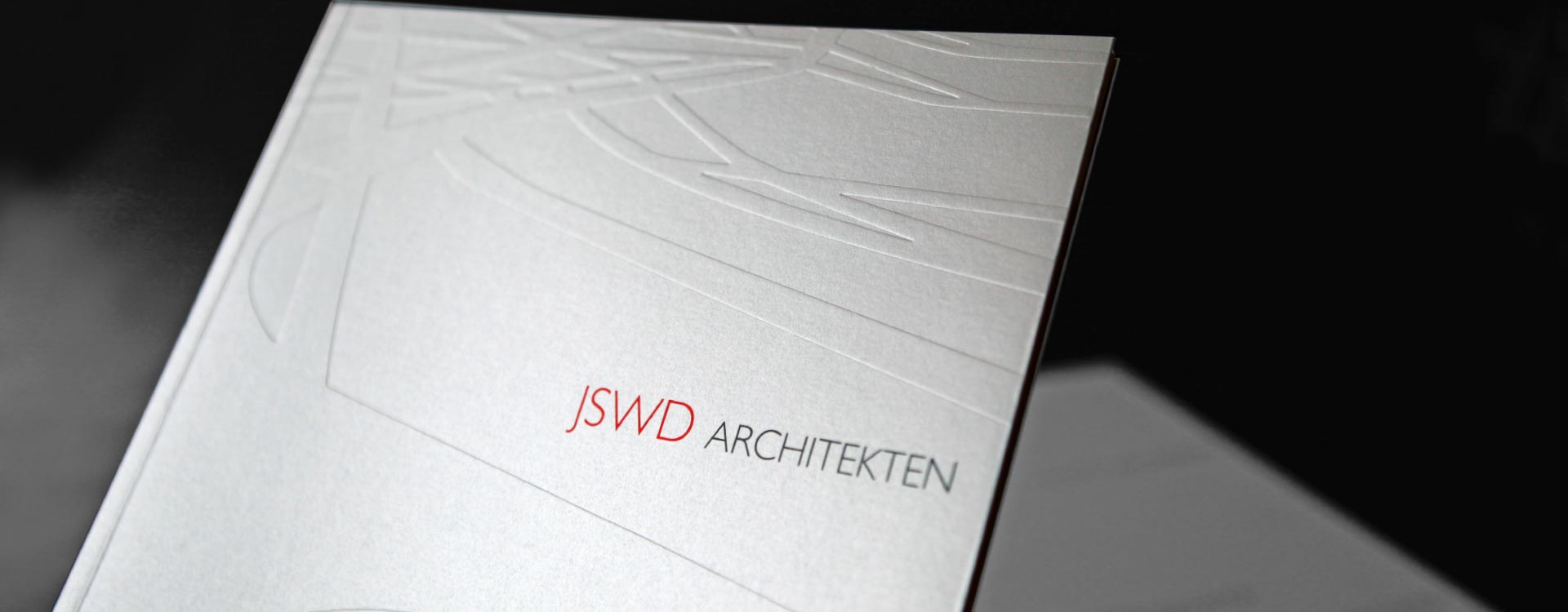 Imagebroschüre JSWD Architekten mit Prägung auf dem Umschlag, Köln; Design: Kattrin Richter | Büro für Grafikdesign
