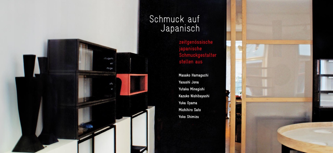 Folienschnitt an der Wand zur Ausstellung „Schmuck auf Japanisch“ in der Galerie Michaela Binder, Berlin; Design: Kattrin Richter | Büro für Grafikdesign